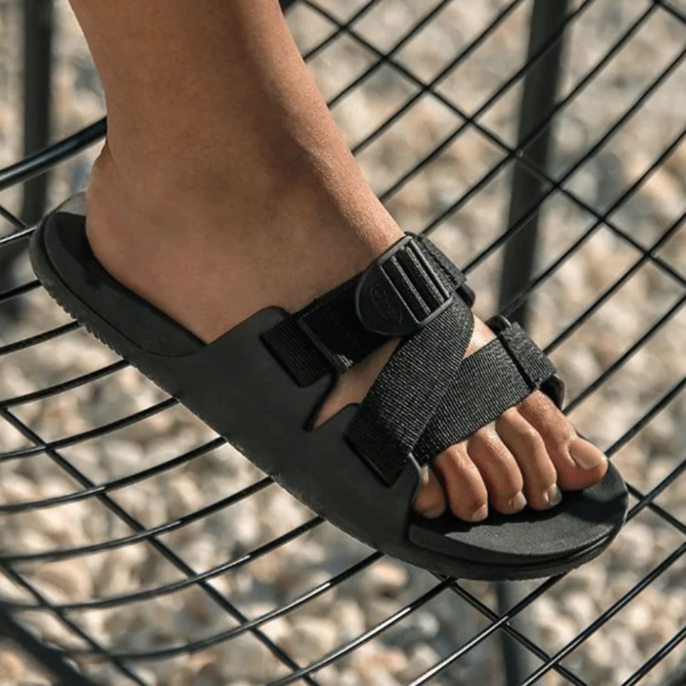 Chaco Chillos Slide Sandals in Black sz 7